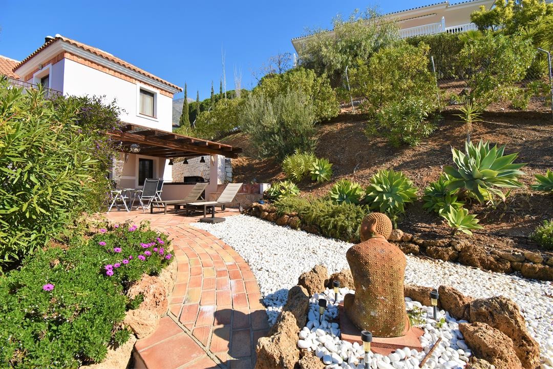 Exklusive Villa mit spektakulärem Panoramablick auf Meer und Berge in Valtocado
