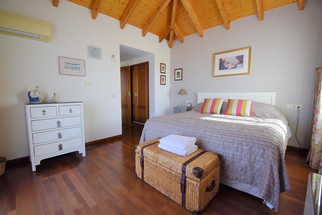 Exklusive Villa mit spektakulärem Panoramablick auf Meer und Berge in Valtocado