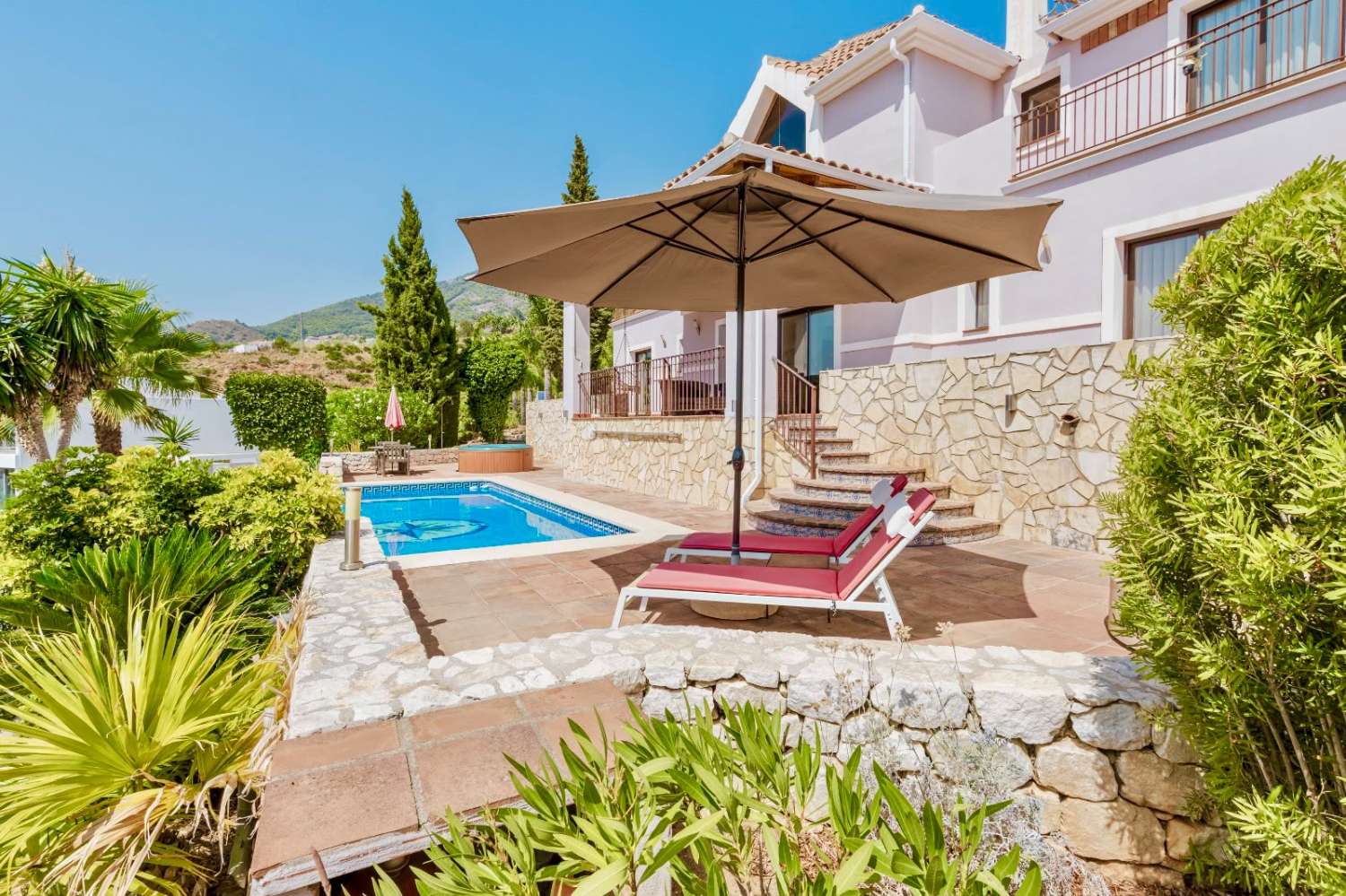 Freistehende Villa mit spektakulärem Panoramablick auf Meer und Berge in Valtocado
