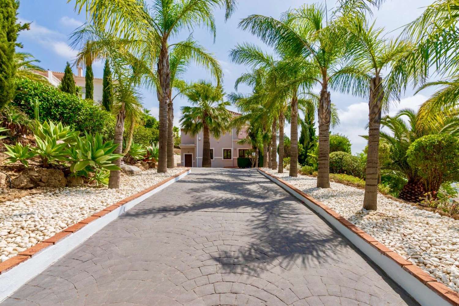 Freistehende Villa mit spektakulärem Panoramablick auf Meer und Berge in Valtocado