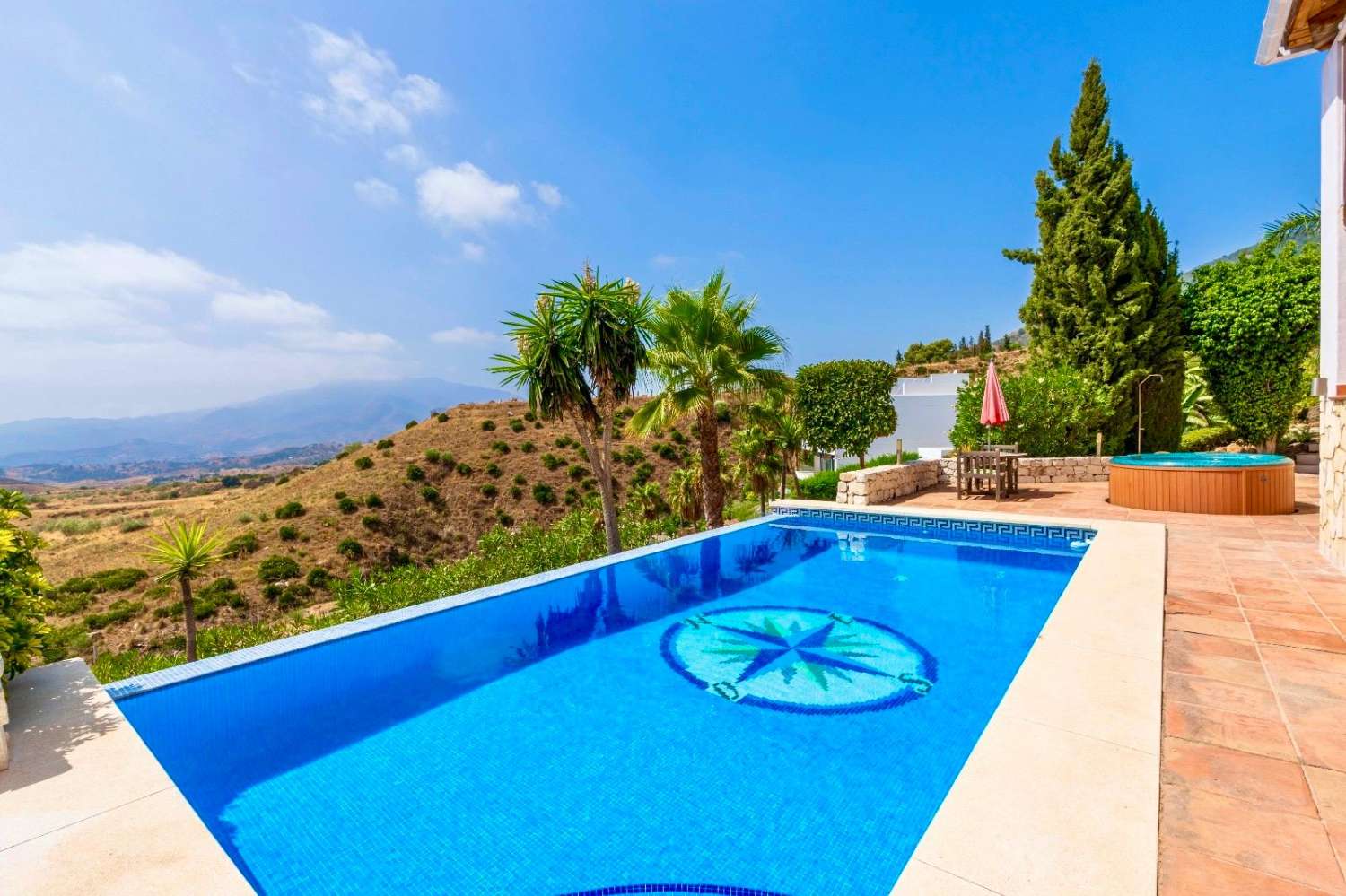 Freistehende Villa mit spektakulärem Panoramablick auf Meer und Berge in Valtocado