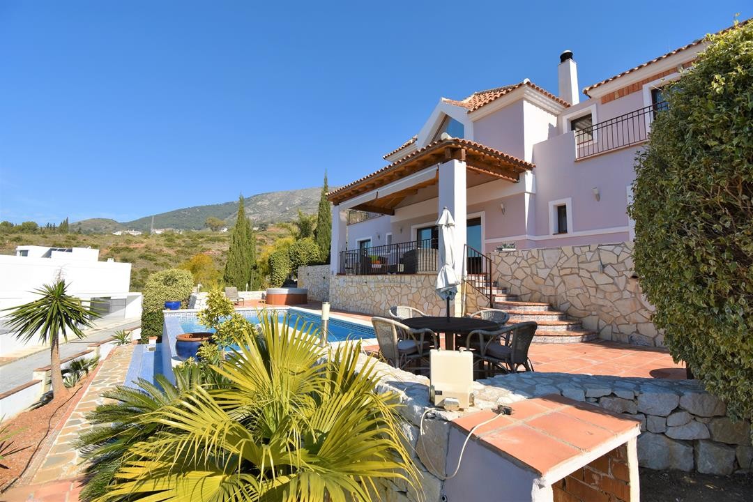 Exklusive Villa mit spektakulärem Panoramablick auf Meer und Berge in Valtocado