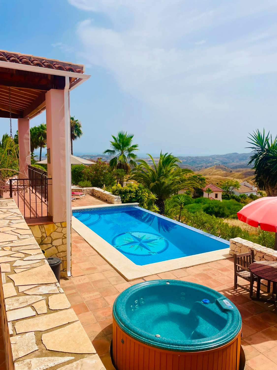 Exklusive Villa mit spektakulärem Panoramablick auf Meer und Berge in Valtocado