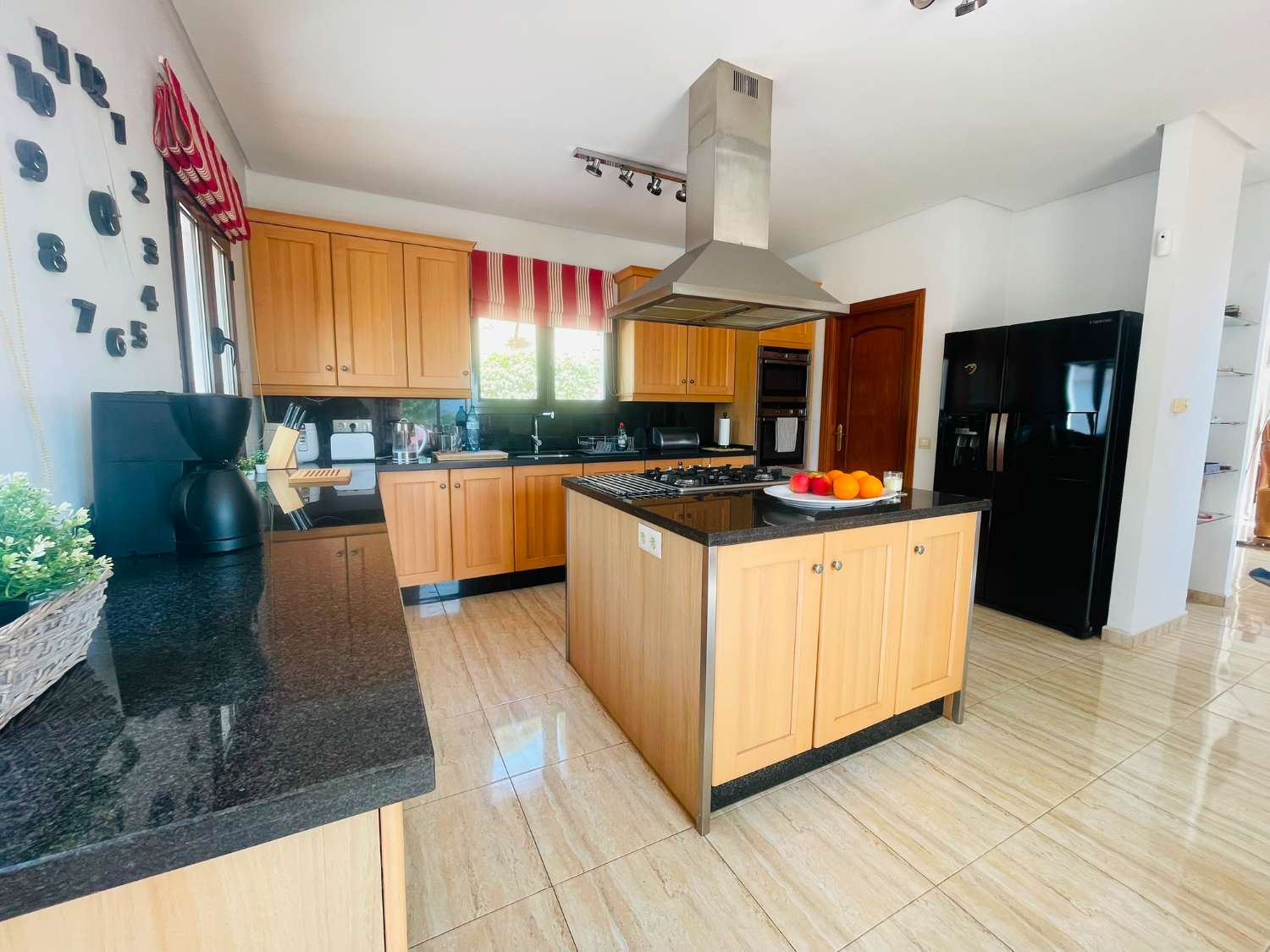 Exklusive Villa mit spektakulärem Panoramablick auf Meer und Berge in Valtocado