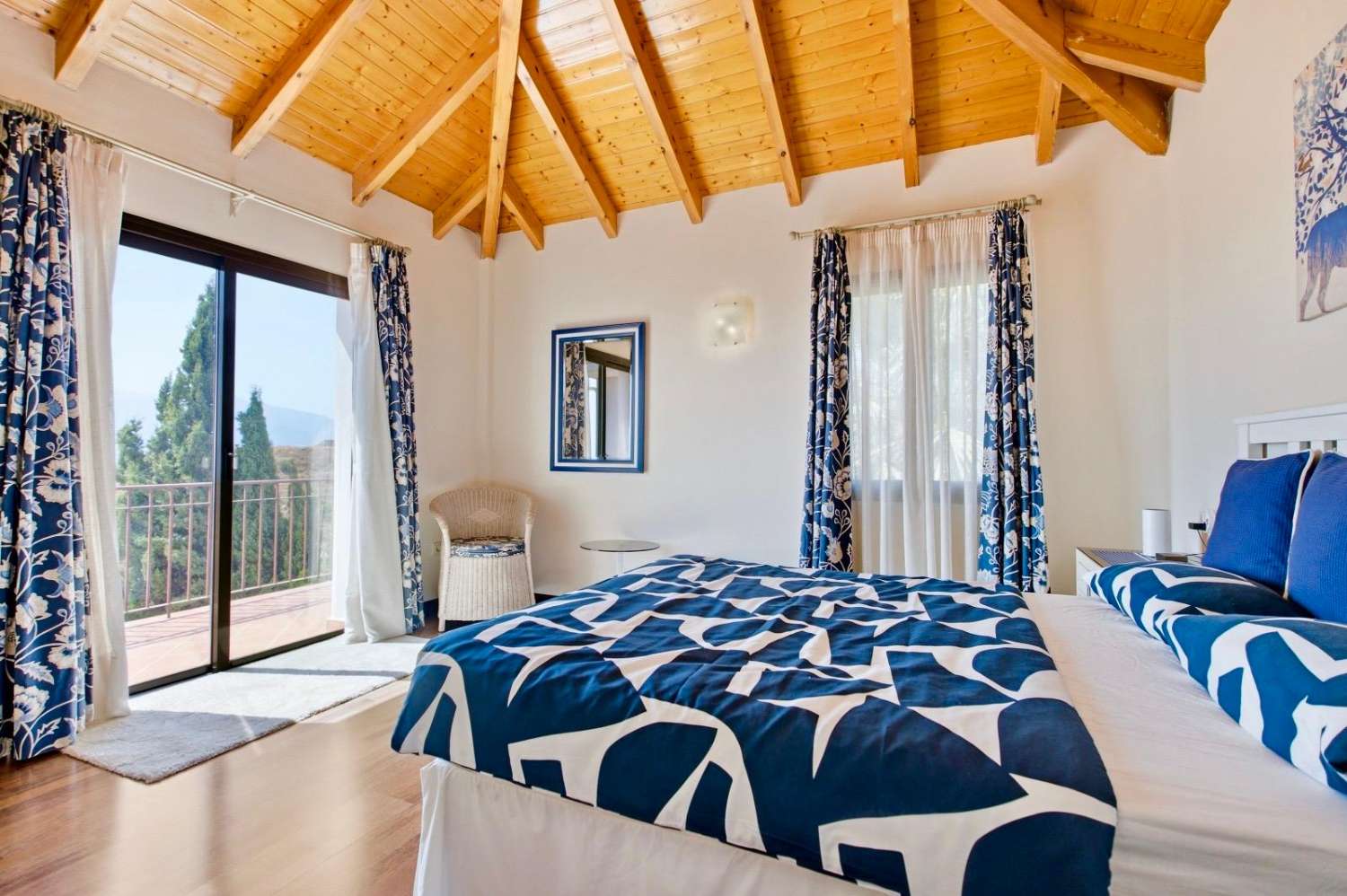 Freistehende Villa mit spektakulärem Panoramablick auf Meer und Berge in Valtocado