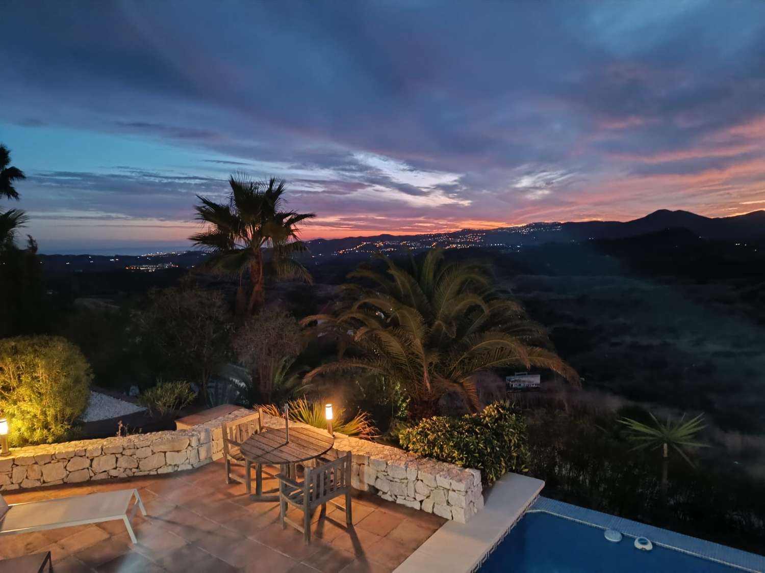Exklusive Villa mit spektakulärem Panoramablick auf Meer und Berge in Valtocado