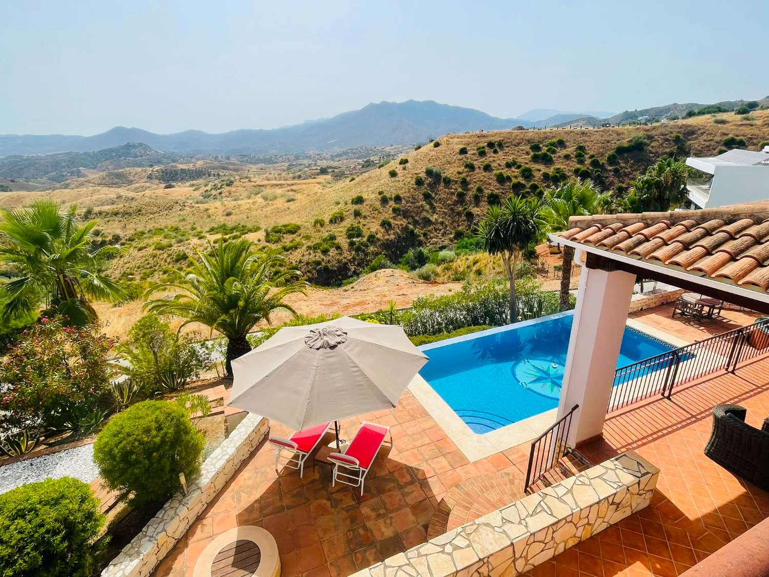 Exklusive Villa mit spektakulärem Panoramablick auf Meer und Berge in Valtocado