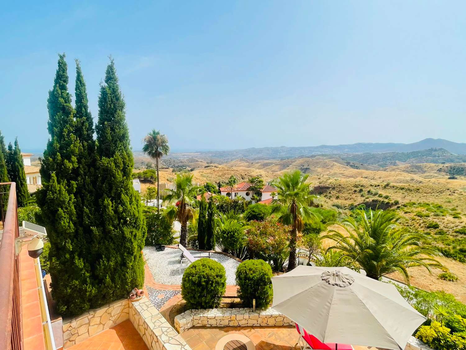 Exklusive Villa mit spektakulärem Panoramablick auf Meer und Berge in Valtocado