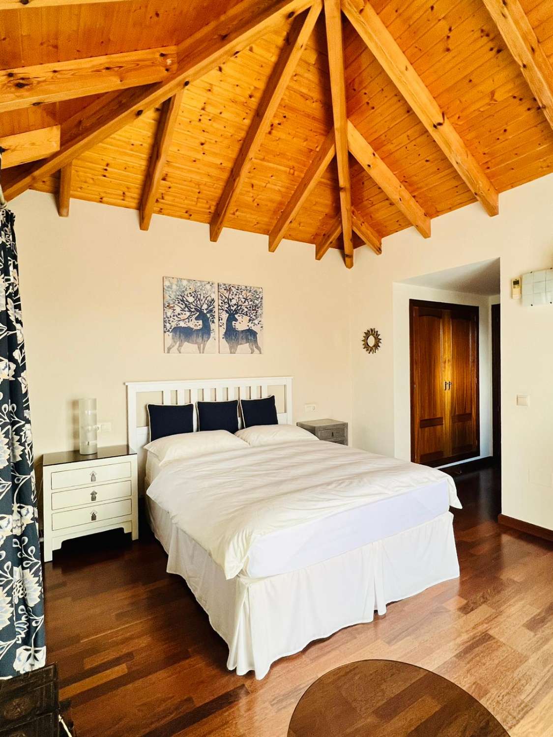 Exklusive Villa mit spektakulärem Panoramablick auf Meer und Berge in Valtocado