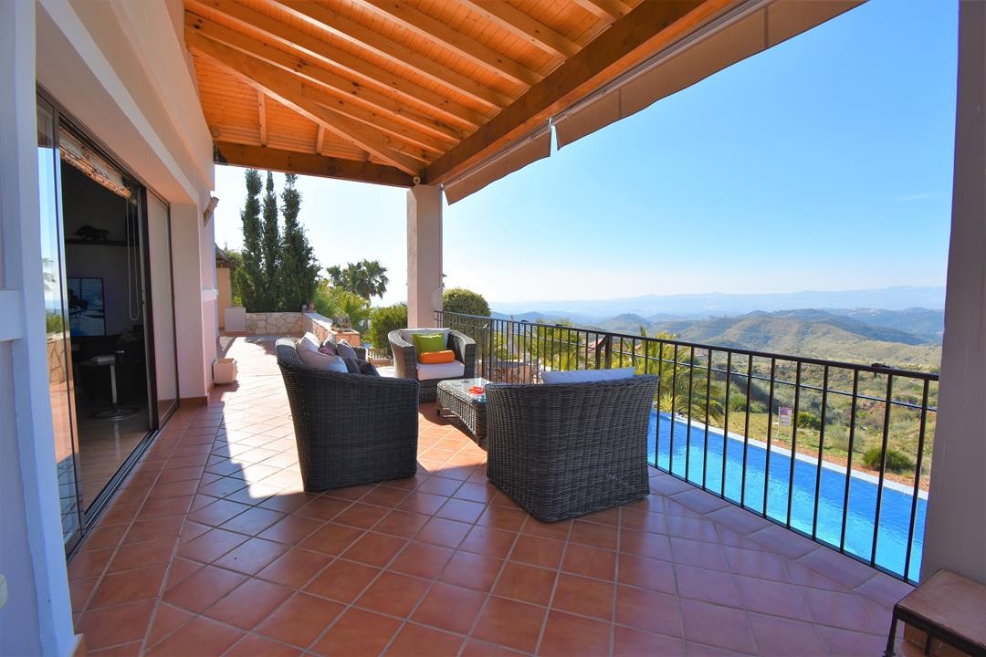Exklusive Villa mit spektakulärem Panoramablick auf Meer und Berge in Valtocado