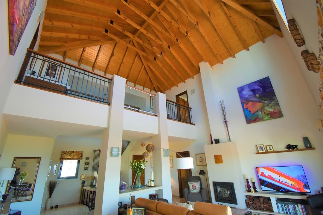 Exklusive Villa mit spektakulärem Panoramablick auf Meer und Berge in Valtocado