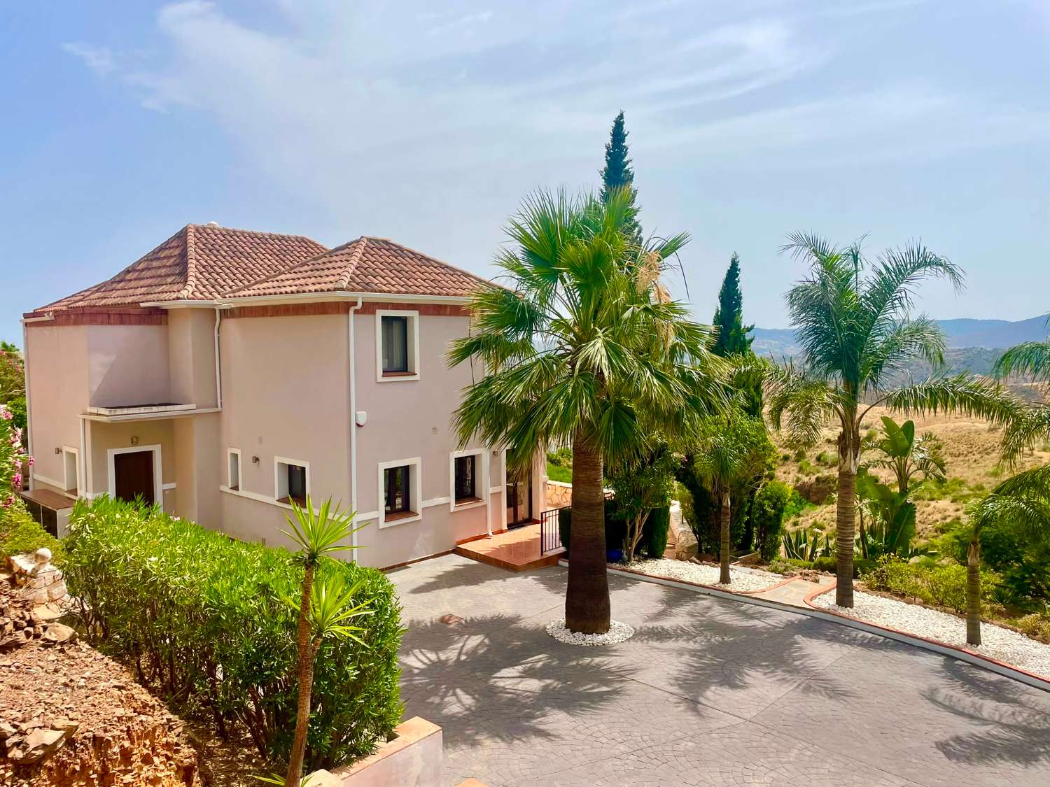 Exklusive Villa mit spektakulärem Panoramablick auf Meer und Berge in Valtocado