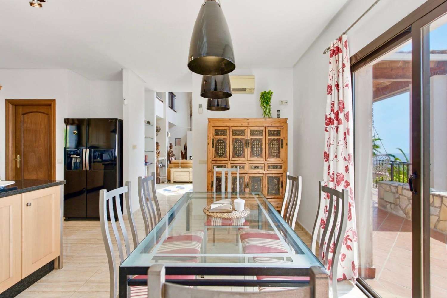 Freistehende Villa mit spektakulärem Panoramablick auf Meer und Berge in Valtocado