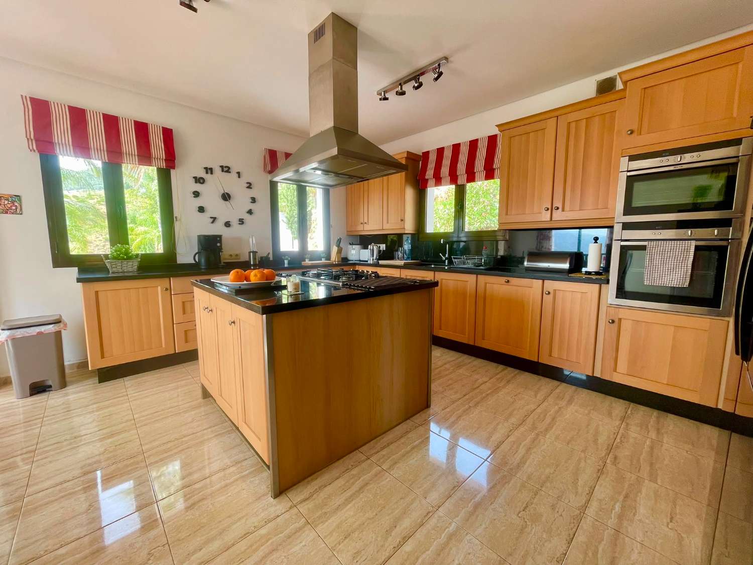 Exklusive Villa mit spektakulärem Panoramablick auf Meer und Berge in Valtocado