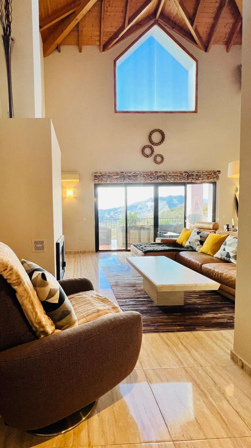 Exklusive Villa mit spektakulärem Panoramablick auf Meer und Berge in Valtocado