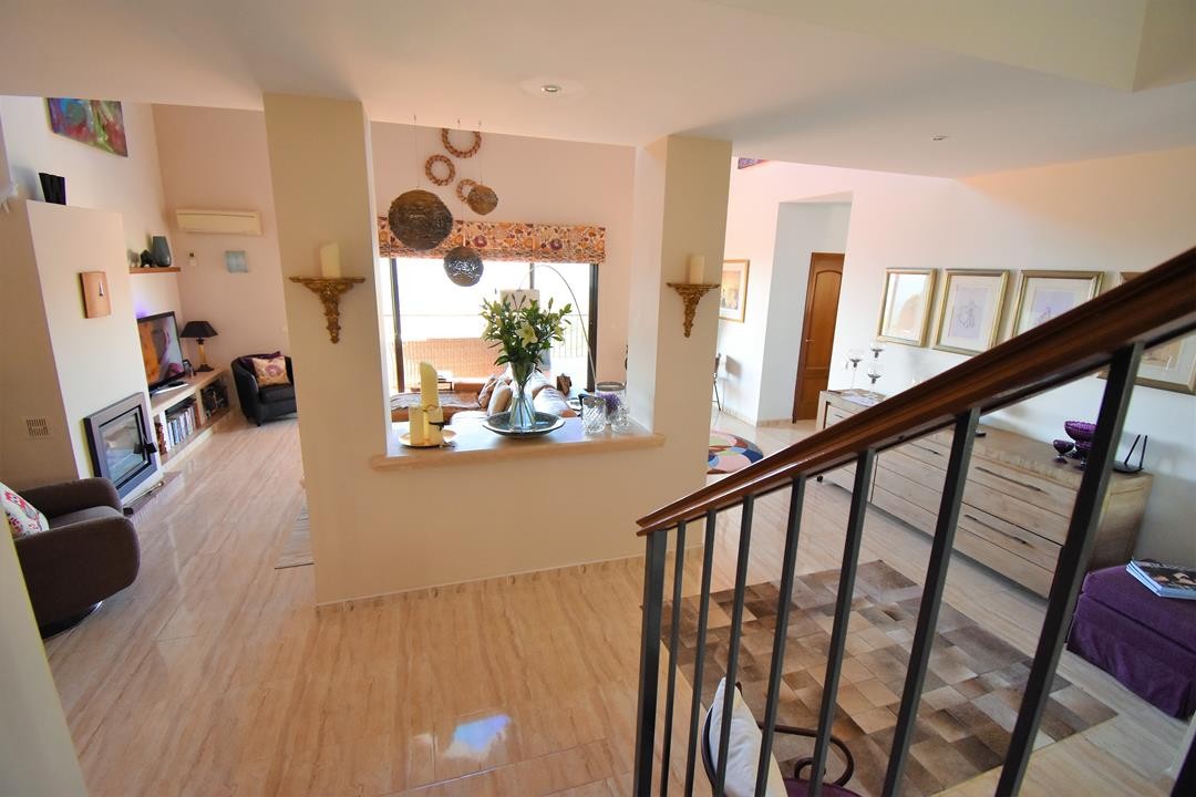 Exklusive Villa mit spektakulärem Panoramablick auf Meer und Berge in Valtocado