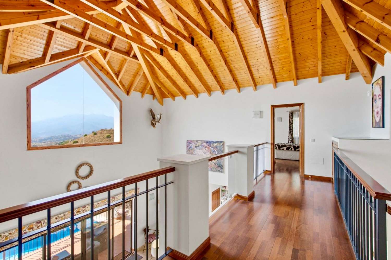 Freistehende Villa mit spektakulärem Panoramablick auf Meer und Berge in Valtocado
