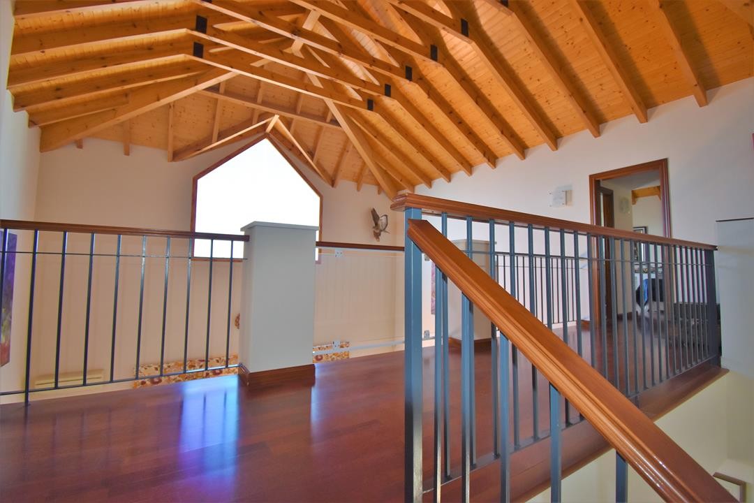 Exklusive Villa mit spektakulärem Panoramablick auf Meer und Berge in Valtocado