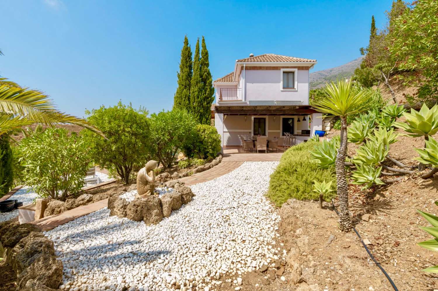 Freistehende Villa mit spektakulärem Panoramablick auf Meer und Berge in Valtocado
