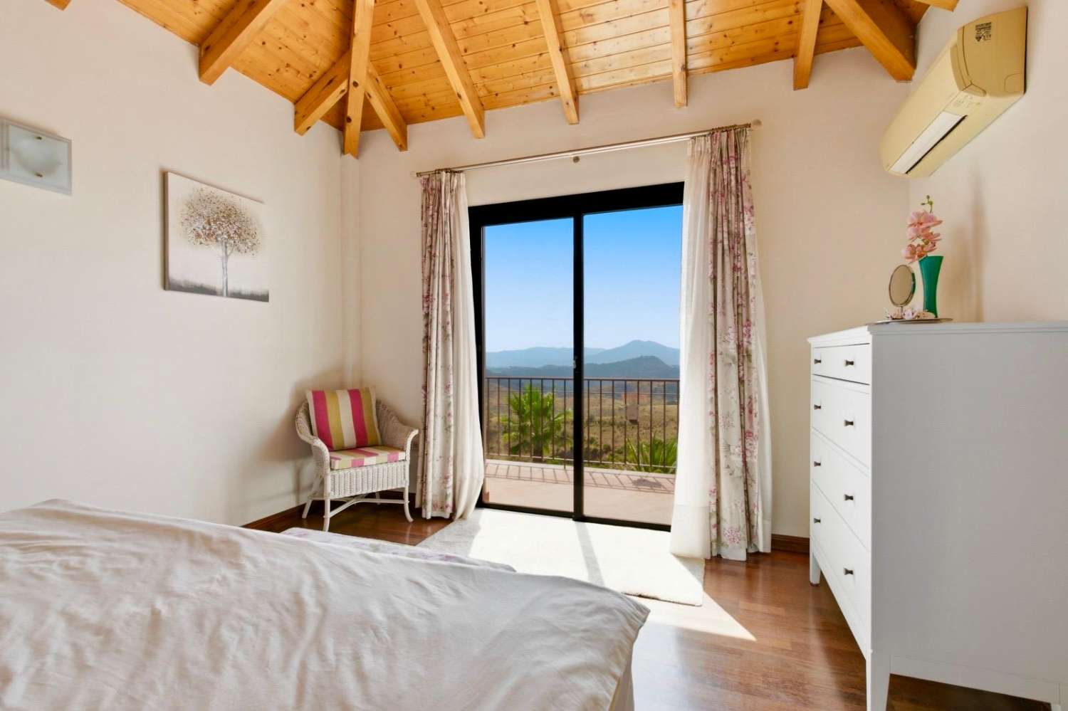 Freistehende Villa mit spektakulärem Panoramablick auf Meer und Berge in Valtocado