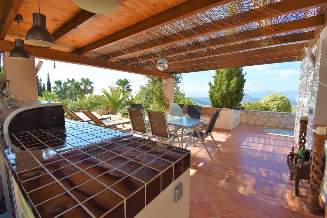 Exklusive Villa mit spektakulärem Panoramablick auf Meer und Berge in Valtocado