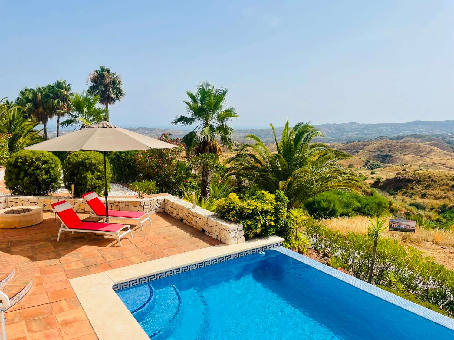 Exklusive Villa mit spektakulärem Panoramablick auf Meer und Berge in Valtocado