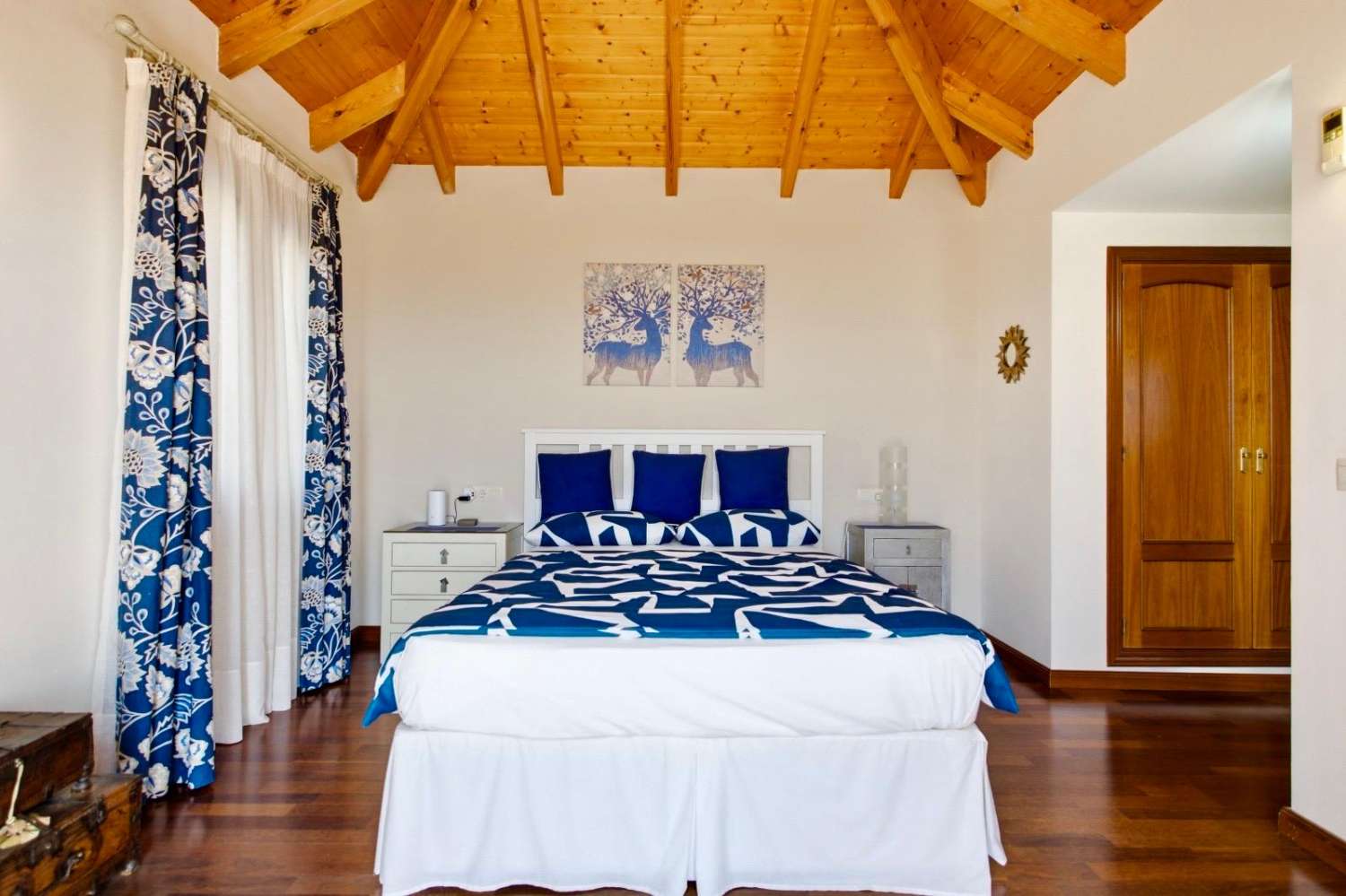 Freistehende Villa mit spektakulärem Panoramablick auf Meer und Berge in Valtocado