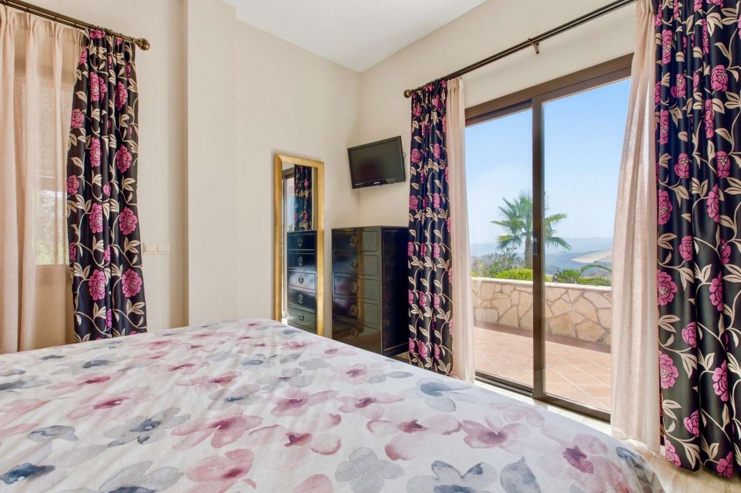Freistehende Villa mit spektakulärem Panoramablick auf Meer und Berge in Valtocado