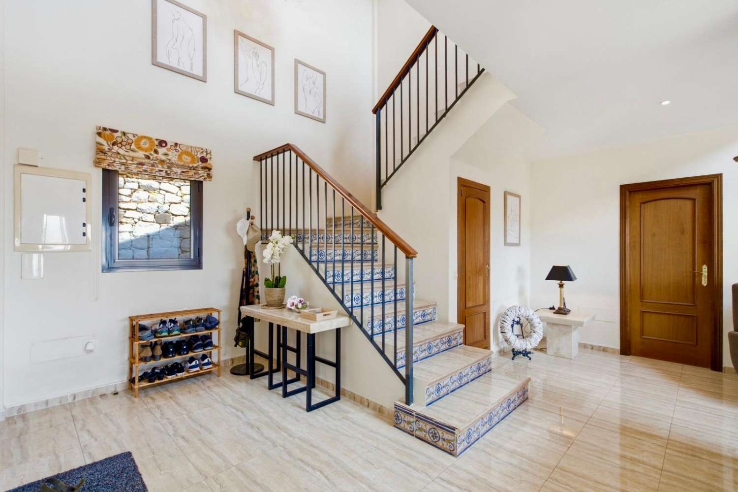 Freistehende Villa mit spektakulärem Panoramablick auf Meer und Berge in Valtocado
