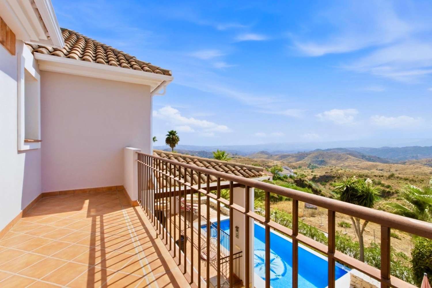 Freistehende Villa mit spektakulärem Panoramablick auf Meer und Berge in Valtocado