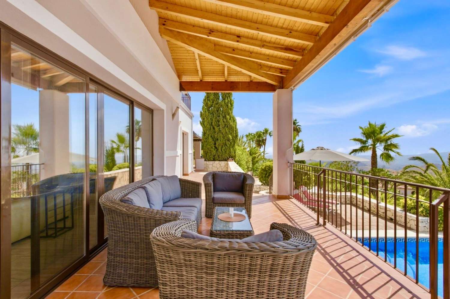 Freistehende Villa mit spektakulärem Panoramablick auf Meer und Berge in Valtocado