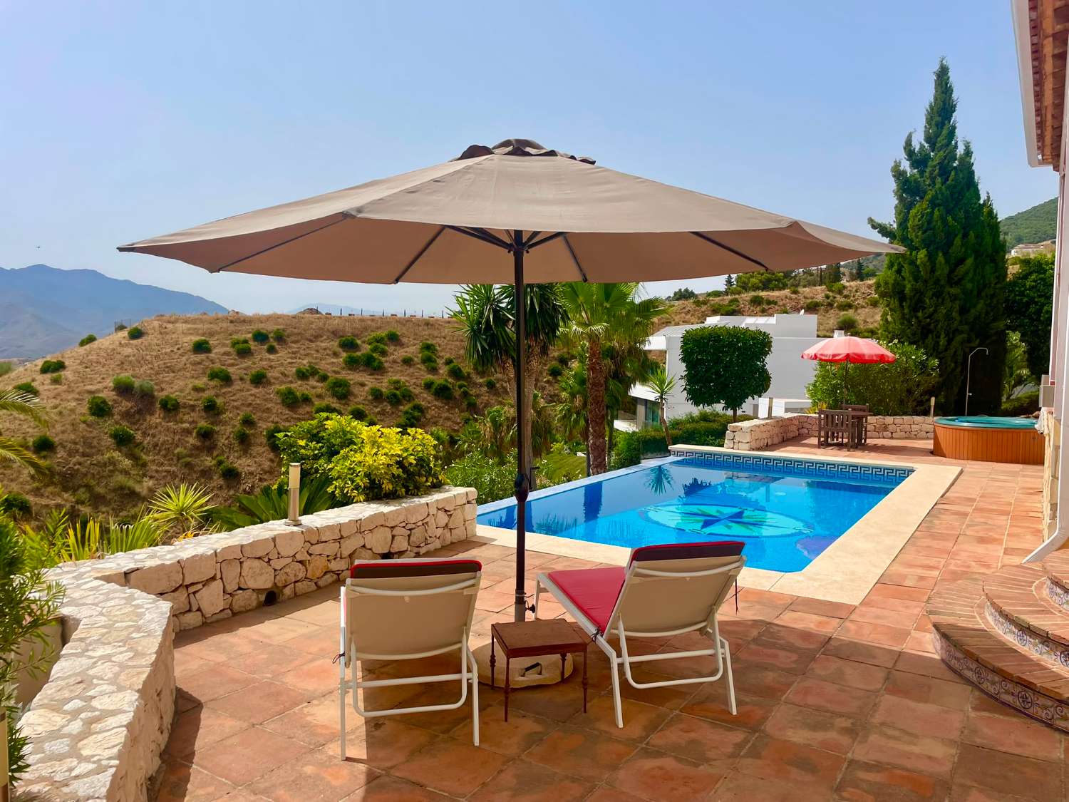 Exklusive Villa mit spektakulärem Panoramablick auf Meer und Berge in Valtocado