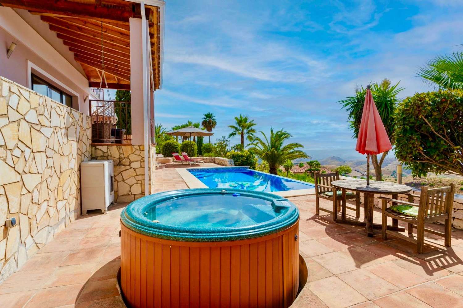 Freistehende Villa mit spektakulärem Panoramablick auf Meer und Berge in Valtocado