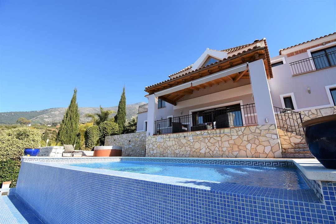 Exklusive Villa mit spektakulärem Panoramablick auf Meer und Berge in Valtocado