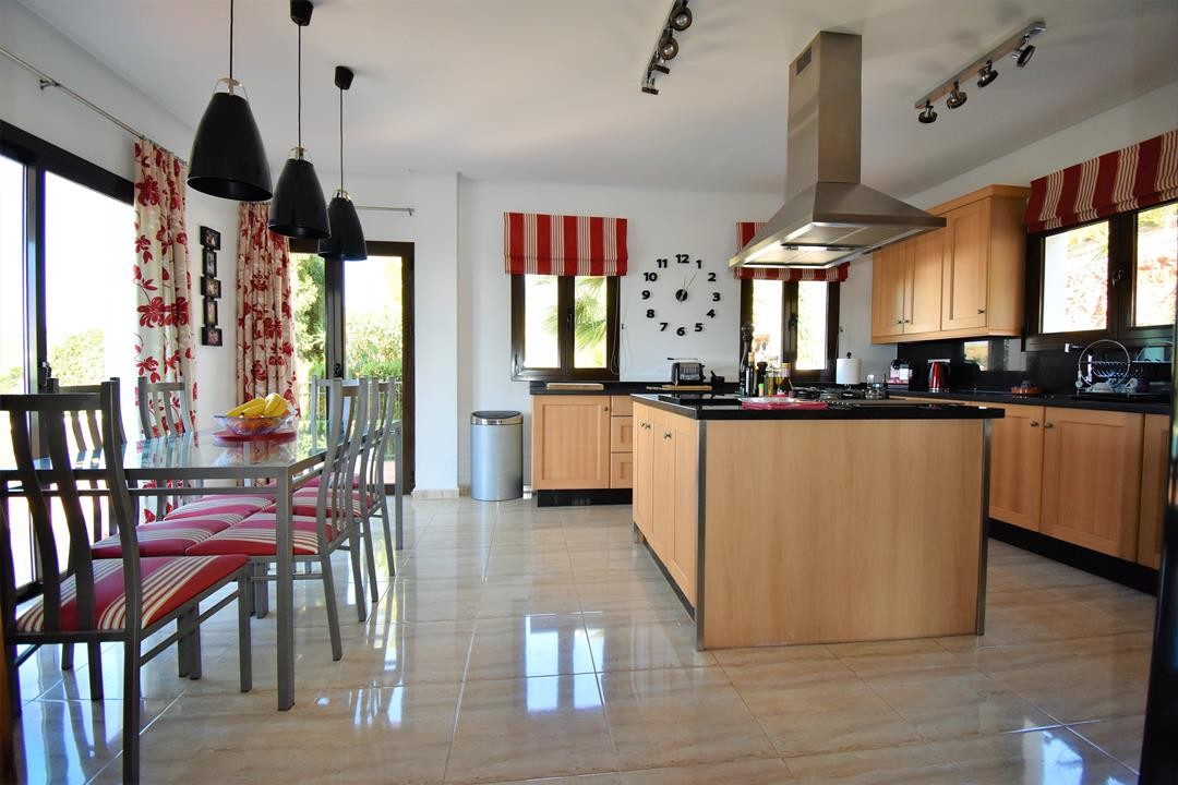 Exklusive Villa mit spektakulärem Panoramablick auf Meer und Berge in Valtocado