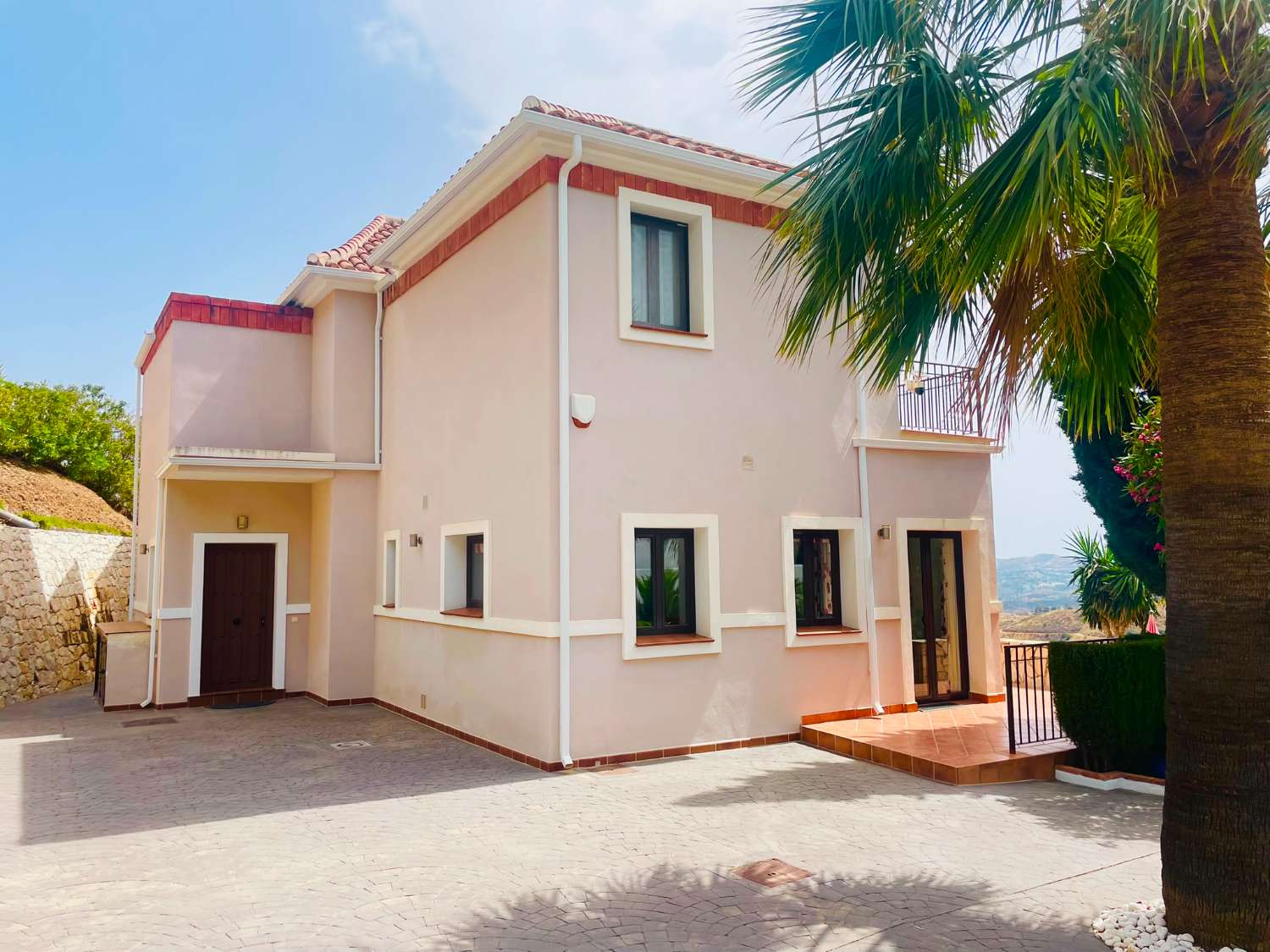 Exklusive Villa mit spektakulärem Panoramablick auf Meer und Berge in Valtocado