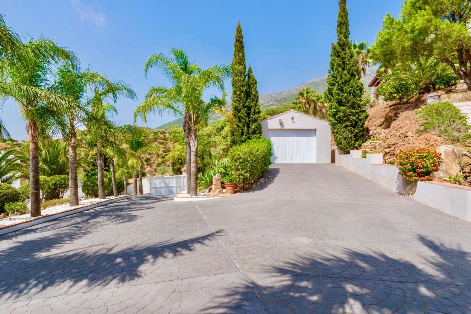 Freistehende Villa mit spektakulärem Panoramablick auf Meer und Berge in Valtocado