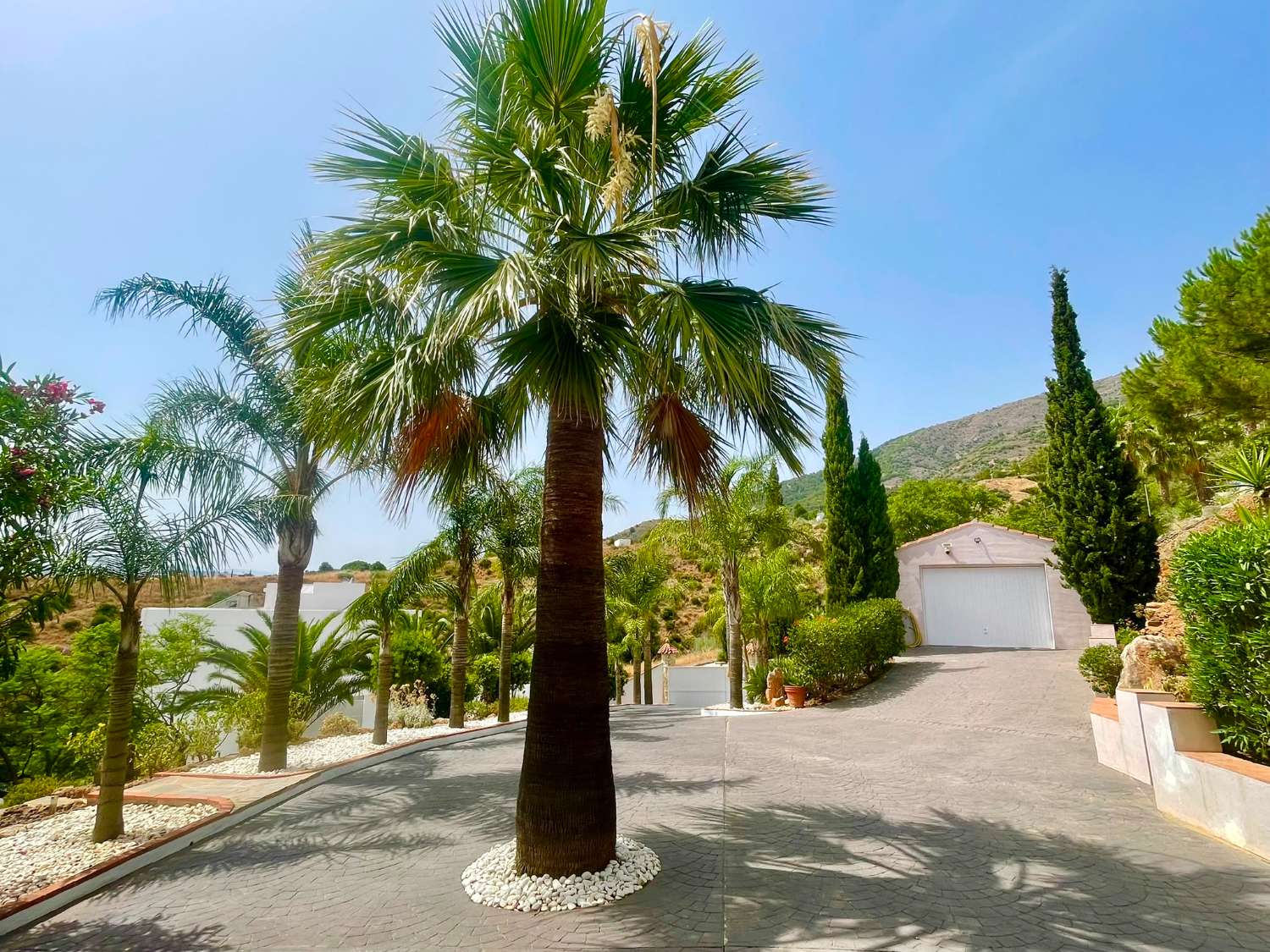 Exklusive Villa mit spektakulärem Panoramablick auf Meer und Berge in Valtocado