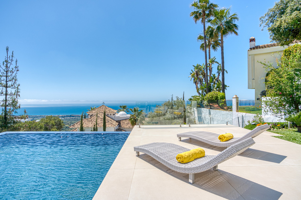 Exklusive Designervilla mit Meerblick in Altos de Los Monteros, Marbella
