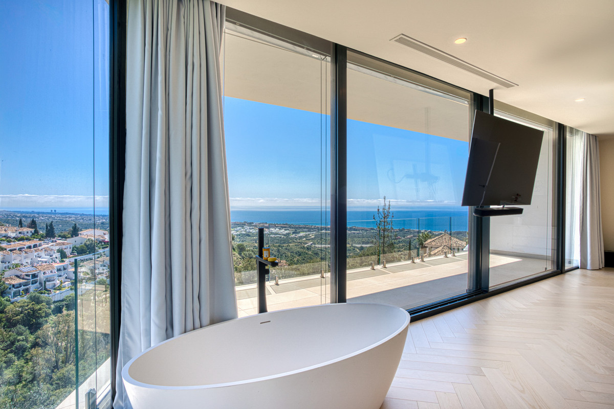 Exklusive Designervilla mit Meerblick in Altos de Los Monteros, Marbella