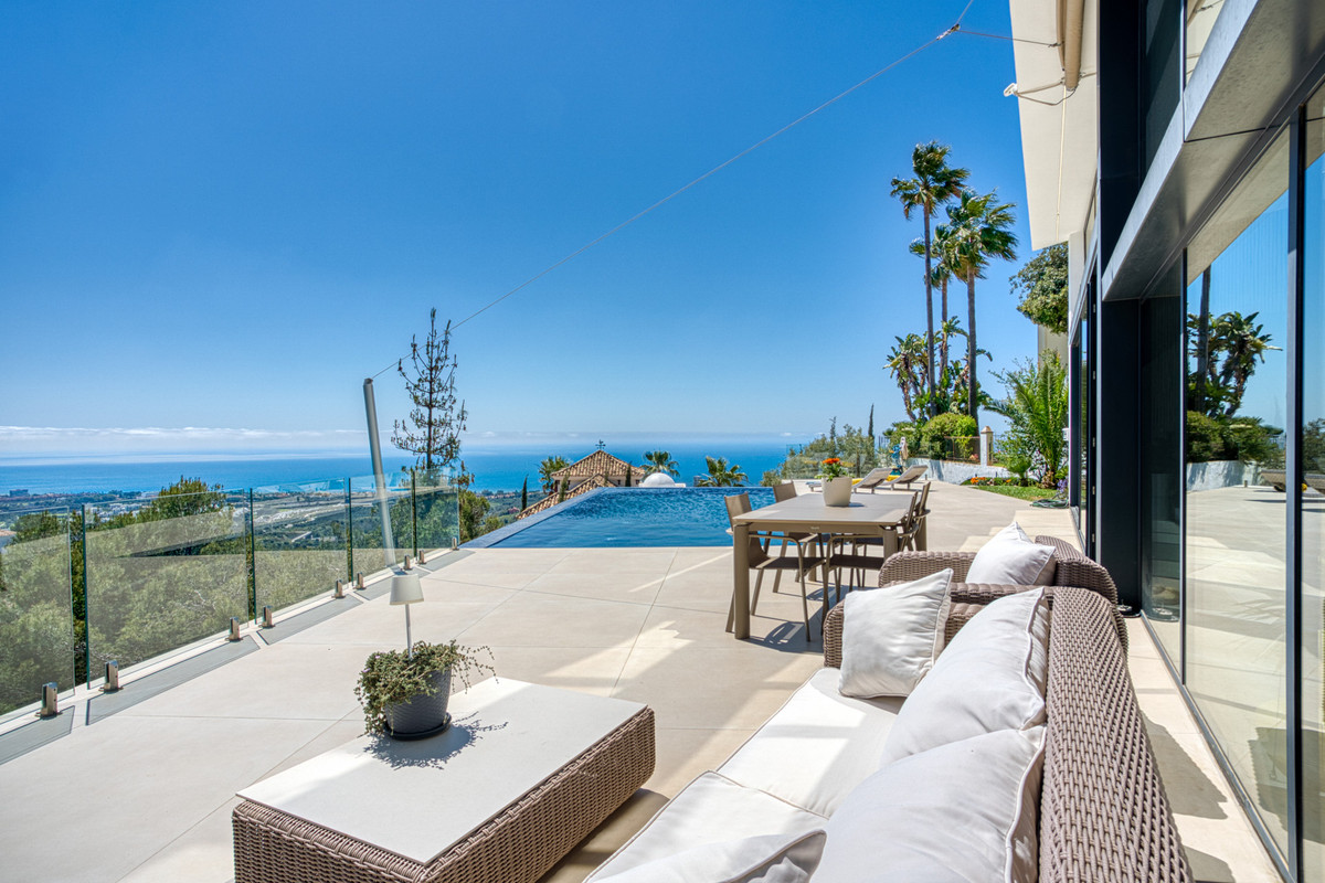 Exklusive Designervilla mit Meerblick in Altos de Los Monteros, Marbella