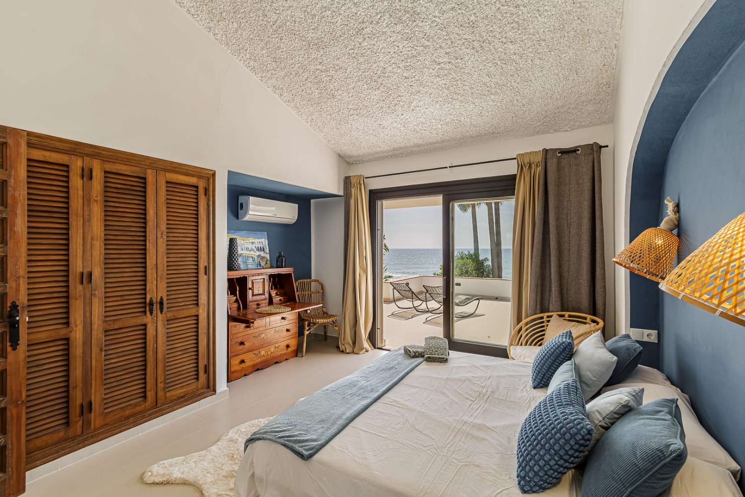 Exklusive Strandvilla mit direktem Meerzugang in Bahía Dorada, Estepona