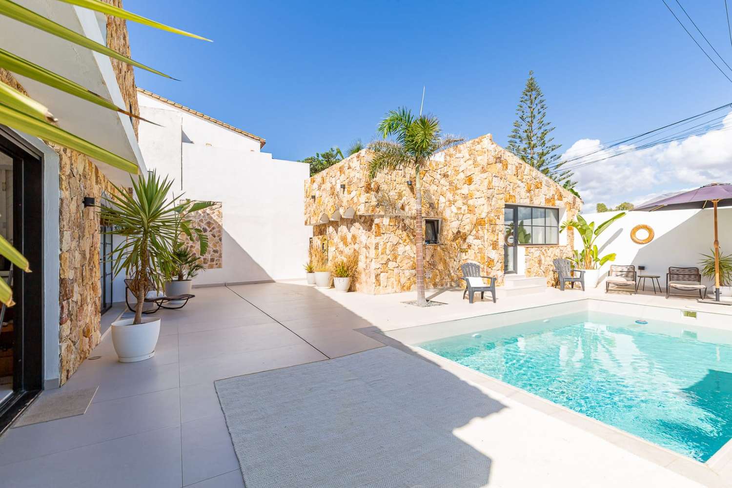Exklusive Strandvilla mit direktem Meerzugang in Bahía Dorada, Estepona