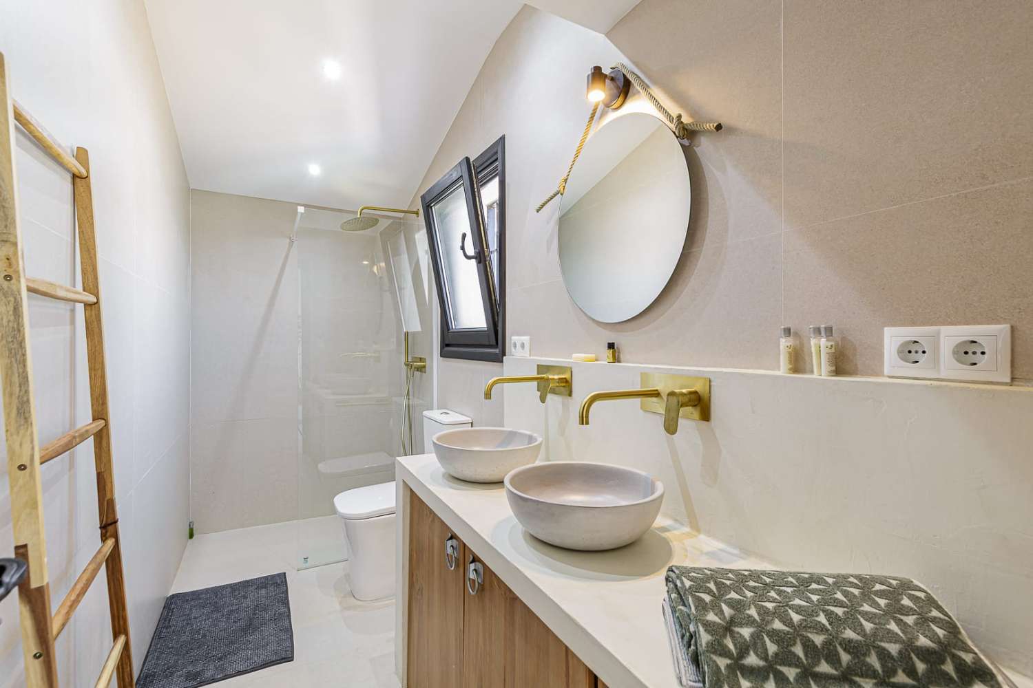 Exklusive Strandvilla mit direktem Meerzugang in Bahía Dorada, Estepona