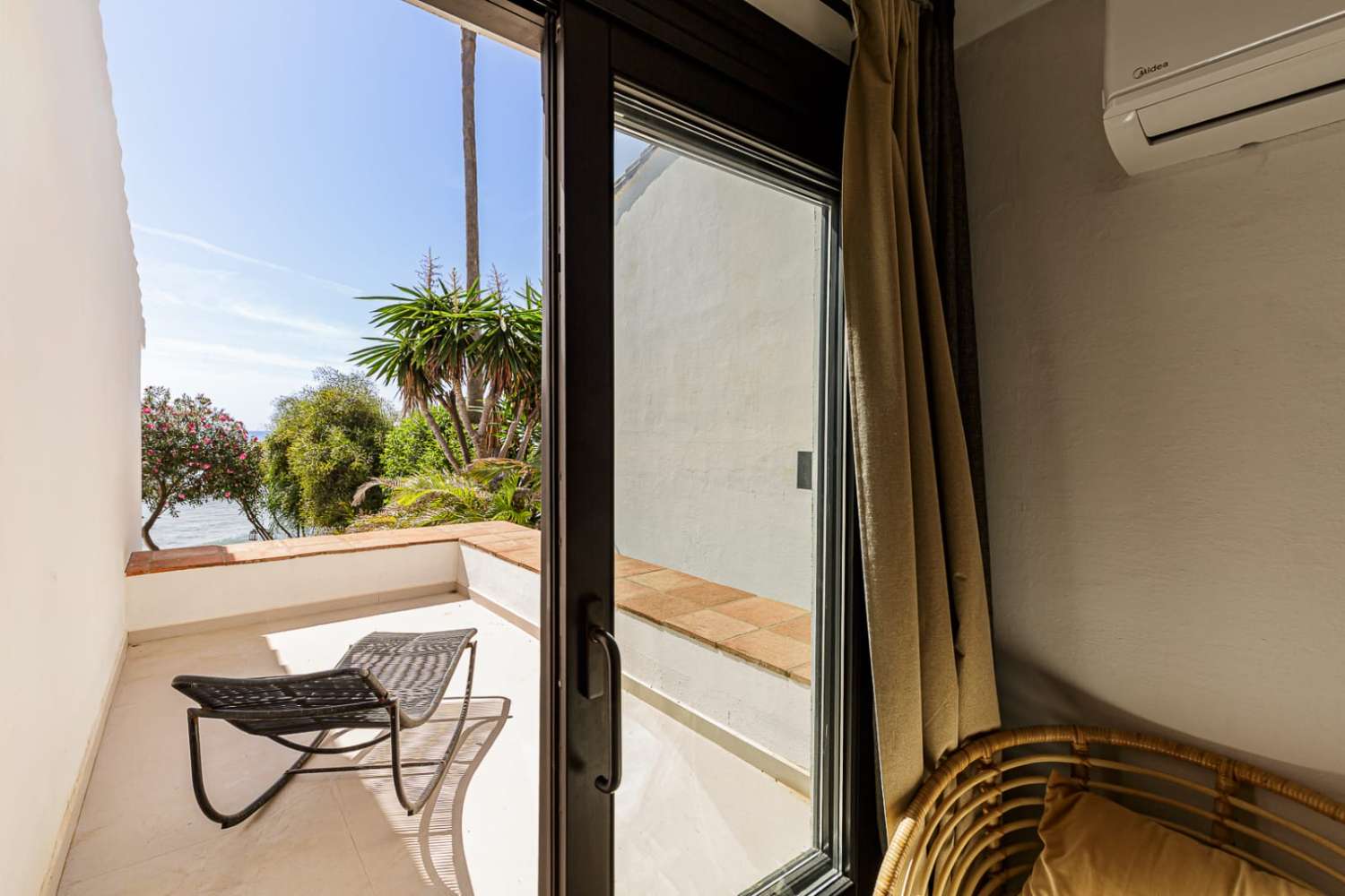 Exklusive Strandvilla mit direktem Meerzugang in Bahía Dorada, Estepona