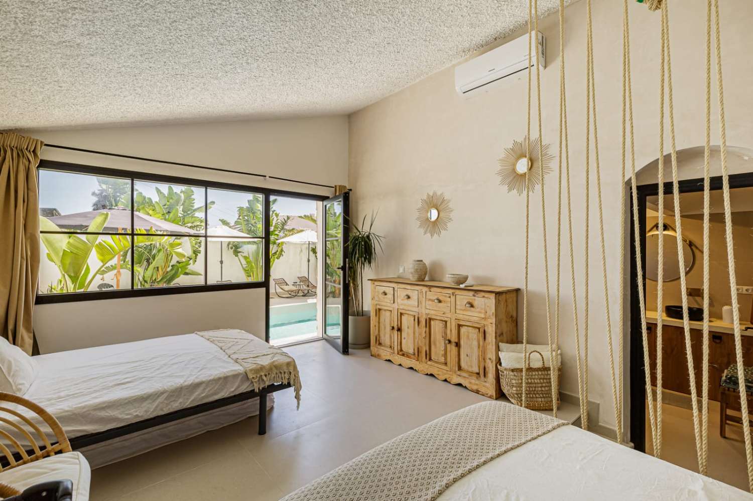 Exklusive Strandvilla mit direktem Meerzugang in Bahía Dorada, Estepona