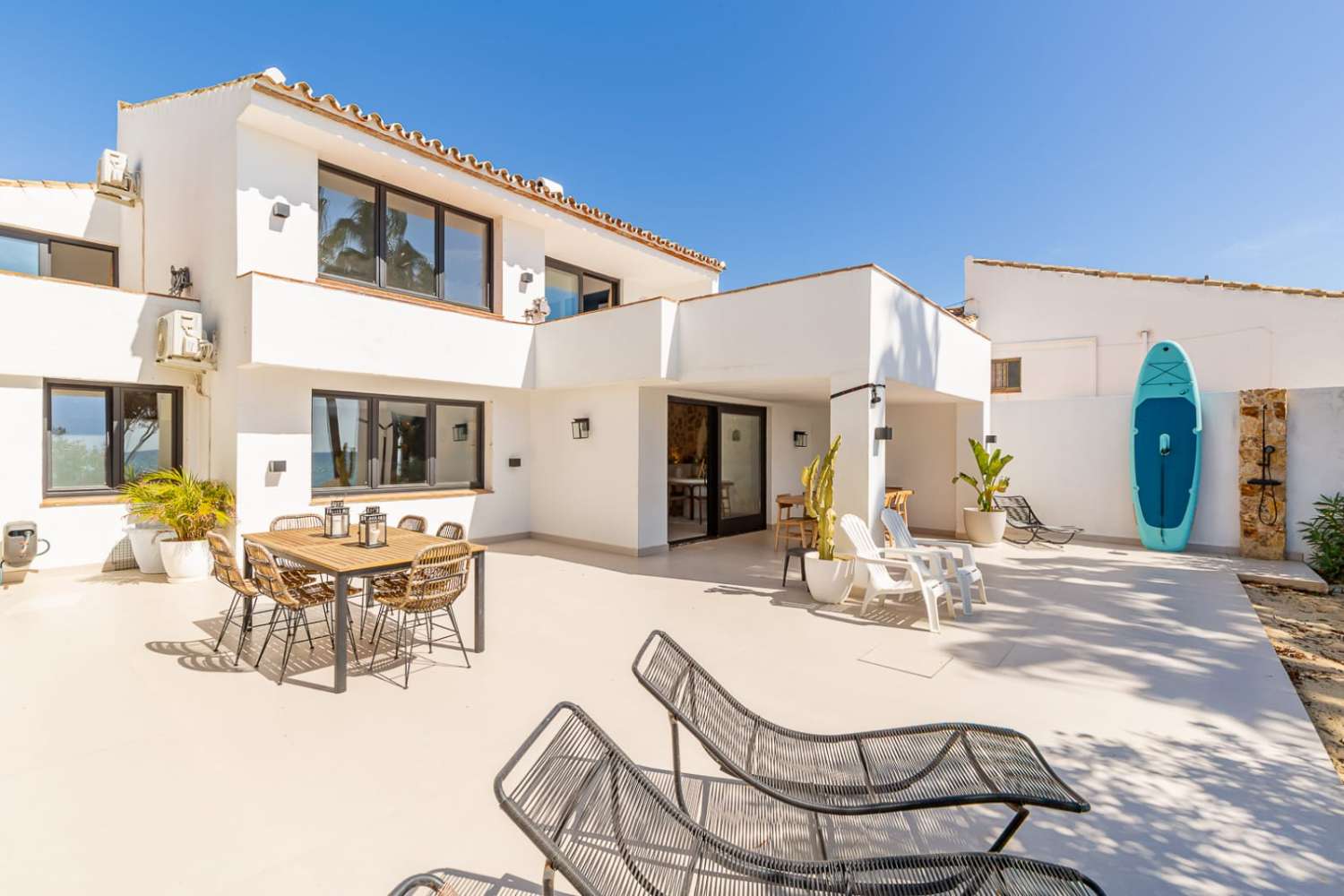 Exklusive Strandvilla mit direktem Meerzugang in Bahía Dorada, Estepona