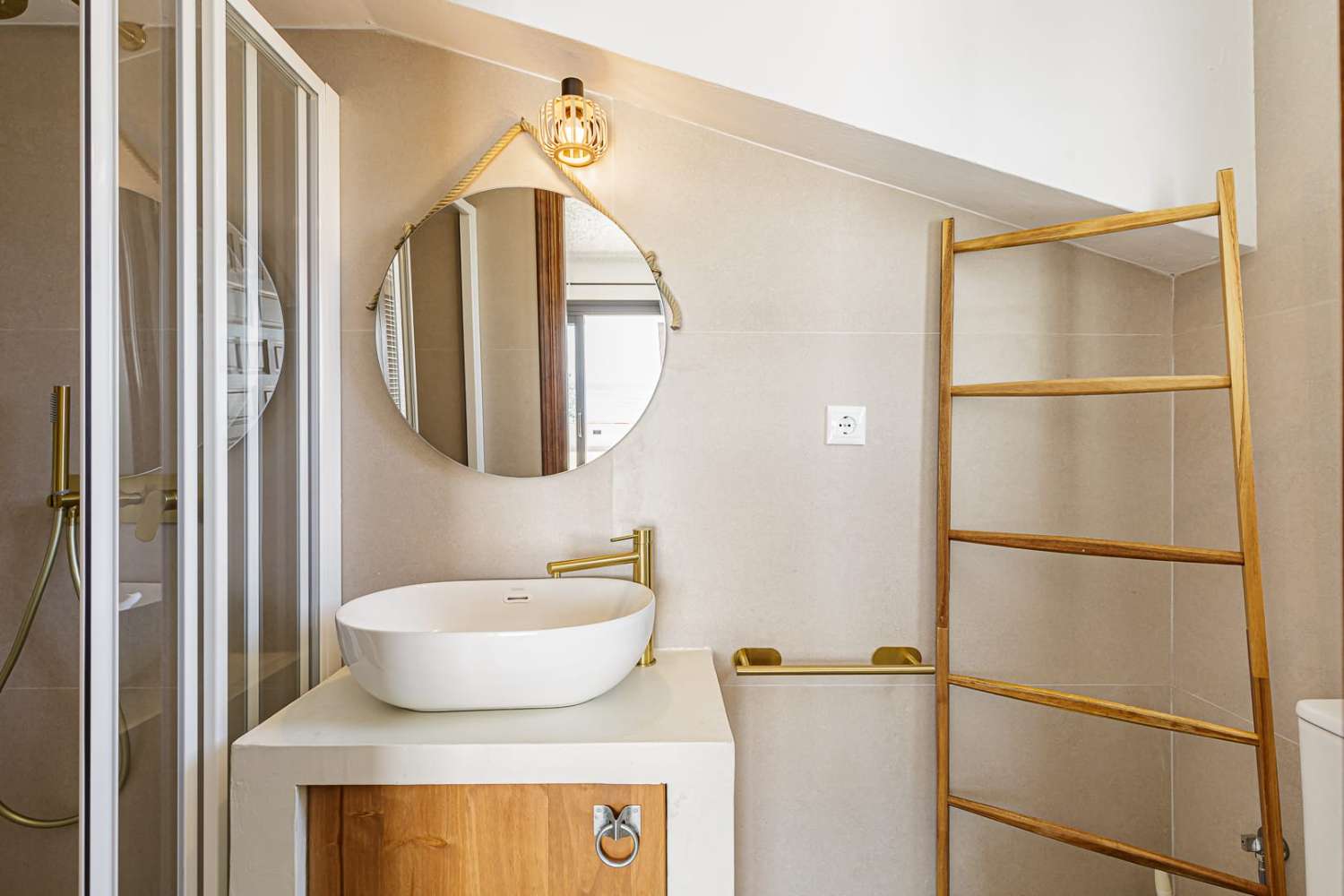 Exklusive Strandvilla mit direktem Meerzugang in Bahía Dorada, Estepona