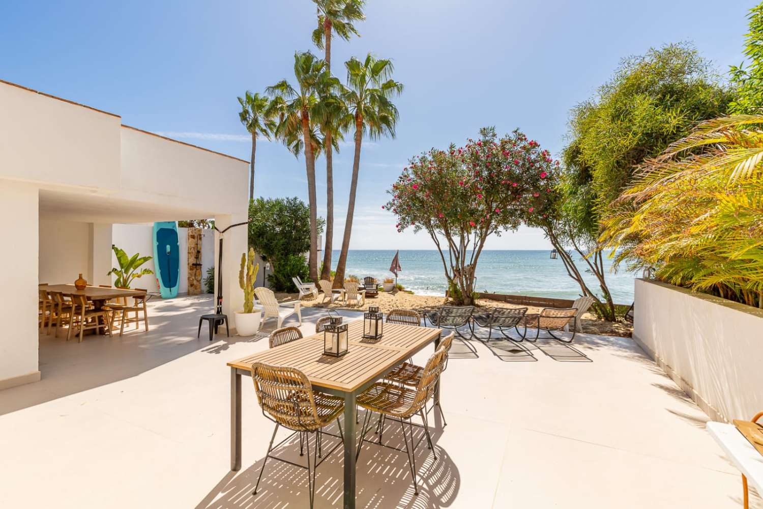 Exklusive Strandvilla mit direktem Meerzugang in Bahía Dorada, Estepona
