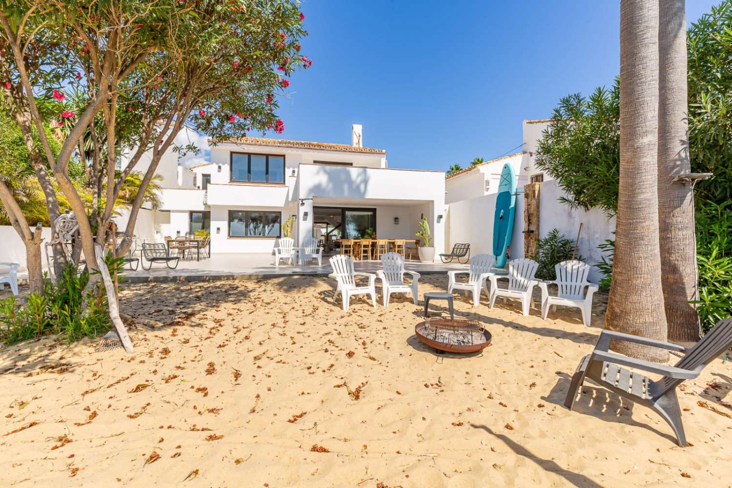 Exklusive Strandvilla mit direktem Meerzugang in Bahía Dorada, Estepona